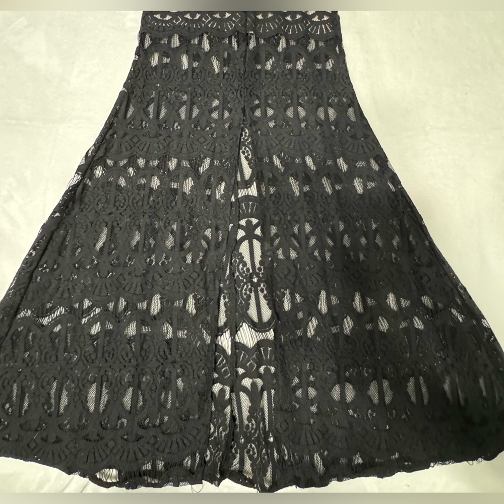 Elegant Black Lace split front Evening Gown - Picture 5 of 9